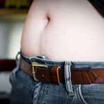 Comment déguiser le ventre ? 17 tours de mode pour les hommes gras