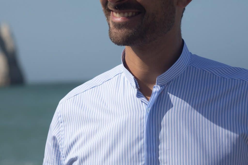La chemise à col inversé