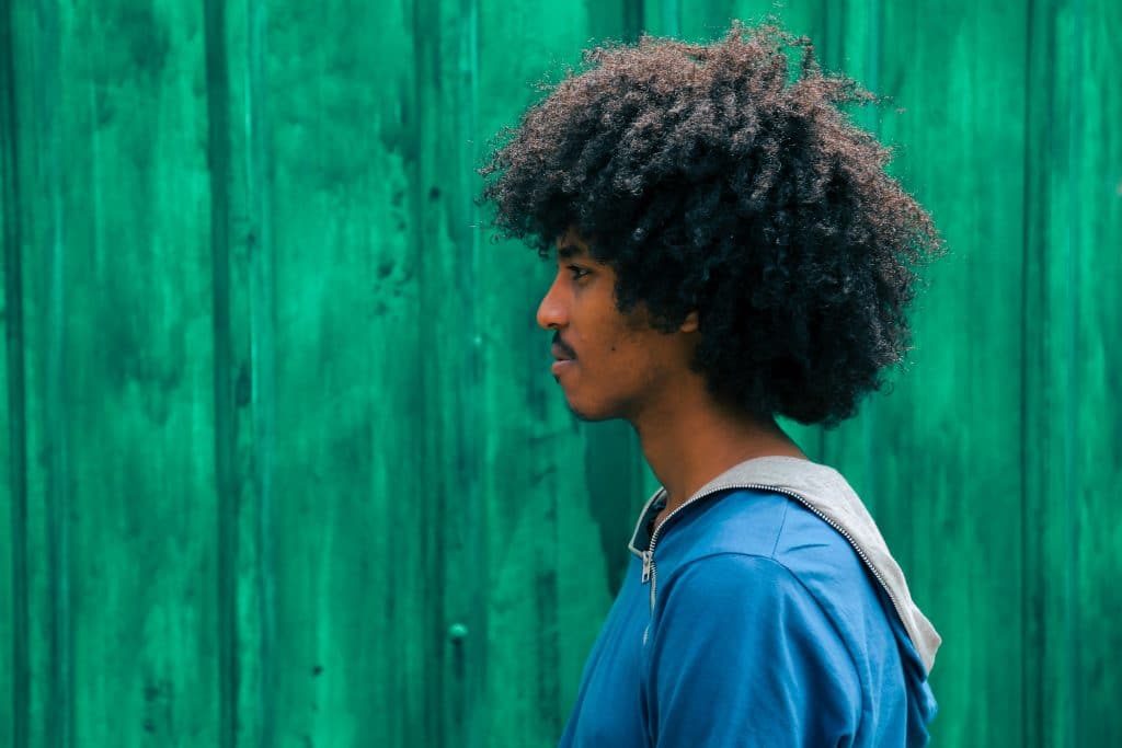 Comment rendre les cheveux crépus plus souples ?