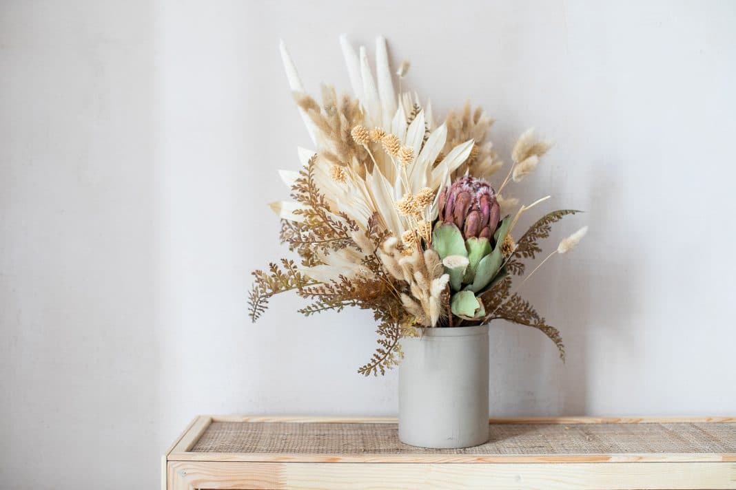 Vase de fleurs séchées : découvrez la tendance déco