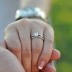 Comment bien choisir une bague de fiançailles ?
