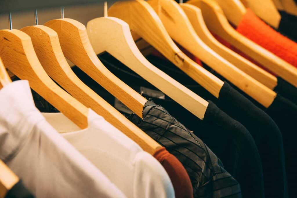 Renouveler sa garde-robe sans se ruiner : les astuces 