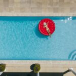 Contour de piscine : quel revêtement de sol pour un style industriel ?