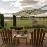 Parasol déporté qui balance : que faire ?