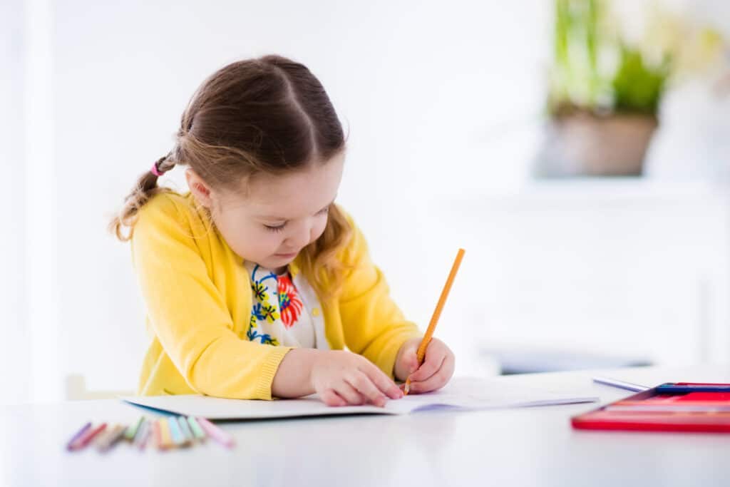 Peinture, crayons de couleurs et gommettes au programme