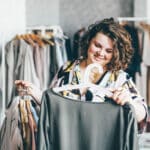 Offrir un vêtement à sa maman ronde : comment bien le choisir ?