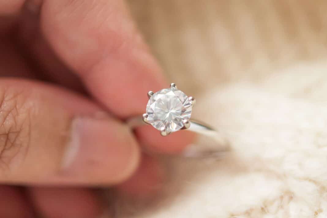 Offrir une bague en diamant : quelles sont les règles à suivre ?