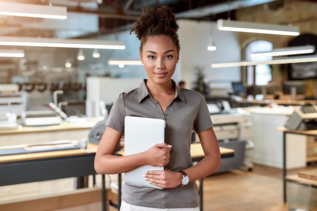 La chemise personnalisée : parfaite pour une tenue de travail brandée