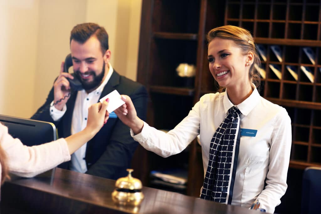 Tenue de travail brandée : pourquoi choisir la chemise personnalisée ?