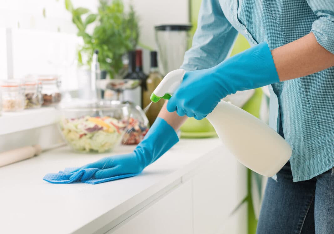 Quelles sont les différentes tâches que l'on peut demander à une femme de ménage ?