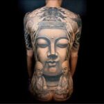 Focus sur le tatouage bouddha homme
