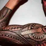 La signification du tatouage bracelet maorie bras homme