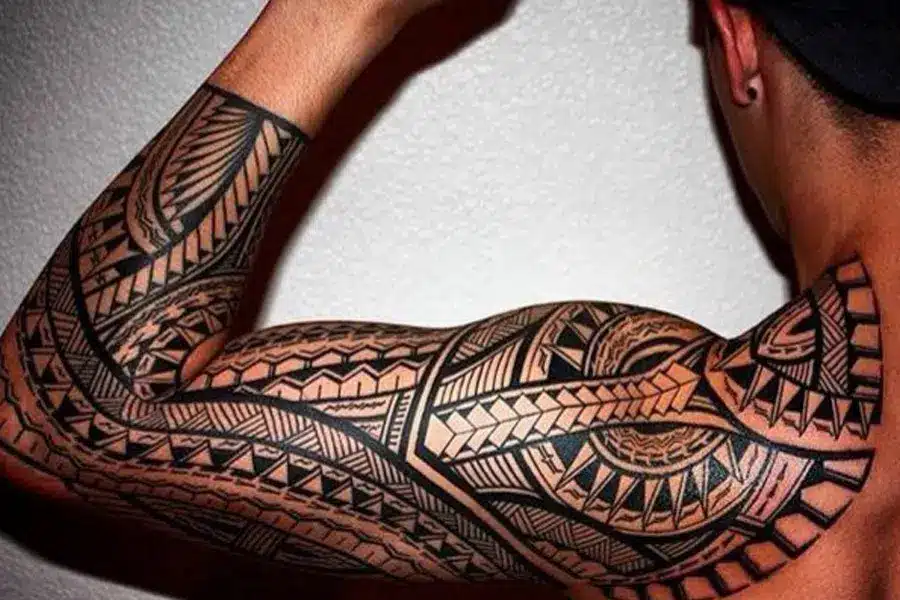 Tatouage bracelet maorie bras homme