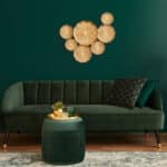 Canapé vert : quelle décoration pour votre salon ?