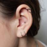Piercing à l’hélix : quel bijou offrir à votre copine ?